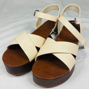 Women Billi Faux Leather Crossband Platform Pumps